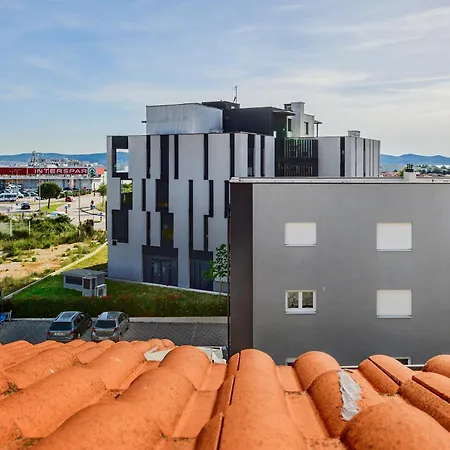 Duplex In Peaceful Area - Apartamento *