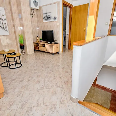 Duplex In Peaceful Area - Apartamento Zadar