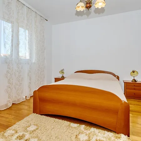 Duplex In Peaceful Area - 자다르