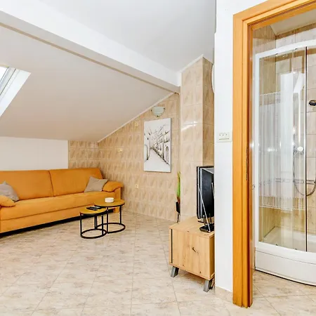 Duplex In Peaceful Area - 아파트 *