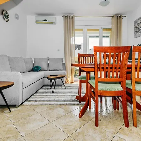 Duplex In Peaceful Area - Zára